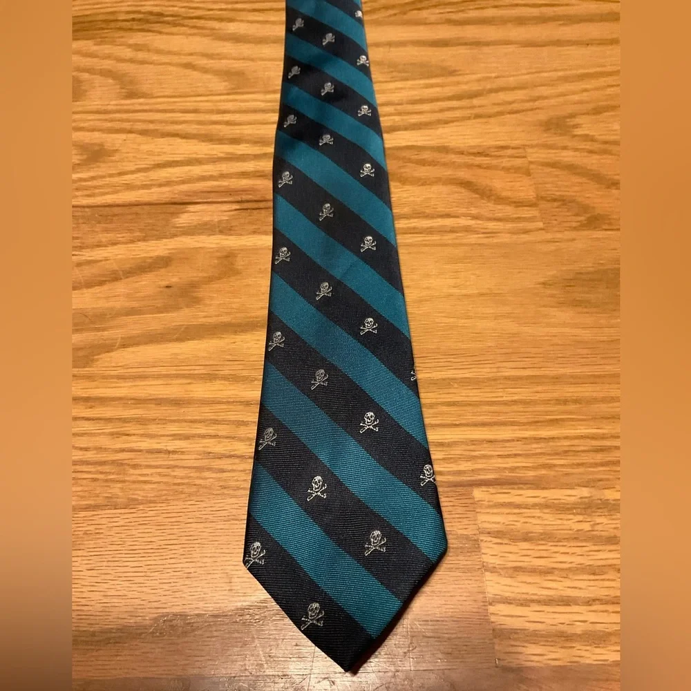 Striped Tie with Skulls and Crossbones on it. Great for Teen, Young Adult.